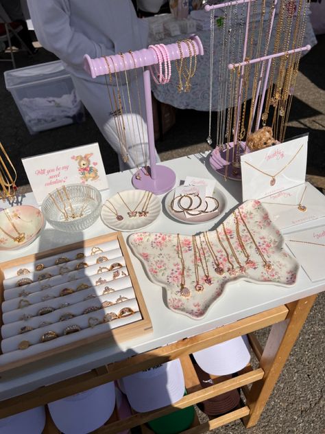 Jewelry Selling Display Craft Booths, Cute Jewellery Packaging, Craft Show Aesthetic, Aesthetic Jewelry Display, Jewelry Market Set Up, Jewelry Booth Set Up, Jewelry Shop Aesthetic, Vendor Stand, Market Stall Table