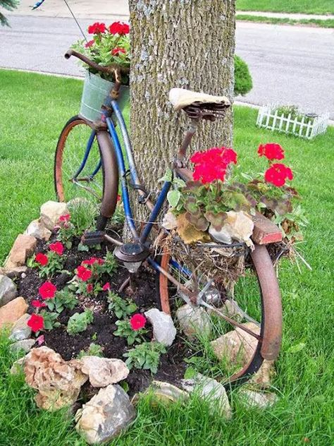 Garden Bicycle, Vintage Gardens, Farmhouse Yard, Yard Privacy, Recycled Garden Art, Rent House, Country Garden Decor, Diy Vintage Decor, Old Bicycle