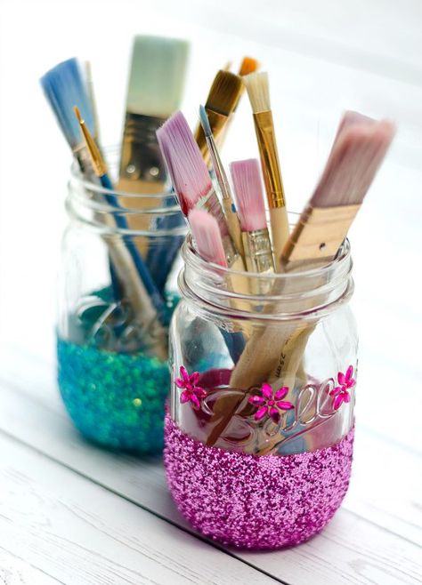 Glitter mason jar craft. Pretty craft storage. Pretty make-up brush holder. Kid-friendly craft idea using glitter, paint and glue. Craft storage idea. Mason Jar Diy Projects, Crafts Love, Glitter Mason Jars, Pretty Crafts, Kid Friendly Crafts, Mason Jar Crafts Diy, Diy And Crafts Sewing, Jar Diy, Glitter Diy