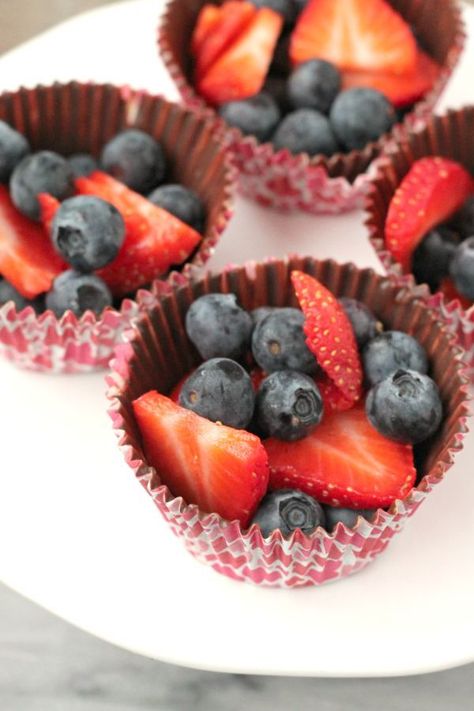 Fruit Appetizers, Healthy Valentines, Breakfast Party, Valentines Day Desserts, Valentines Day Food, Chocolate Fruit, Fruit Cups, Small Desserts, Valentines Day Treats