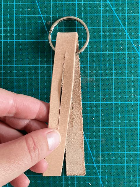 Simple DIY Leather Keychain - kiyafries Leather Chapstick Holder Diy, Leather Dog Keychain Pattern, Leather Diy Crafts Ideas, Diy Leather Key Fob, Leather Bookmark Diy, Simple Leather Projects, Cricut Leather Projects, Leather Keyring Diy, Lanyard Keychain Diy