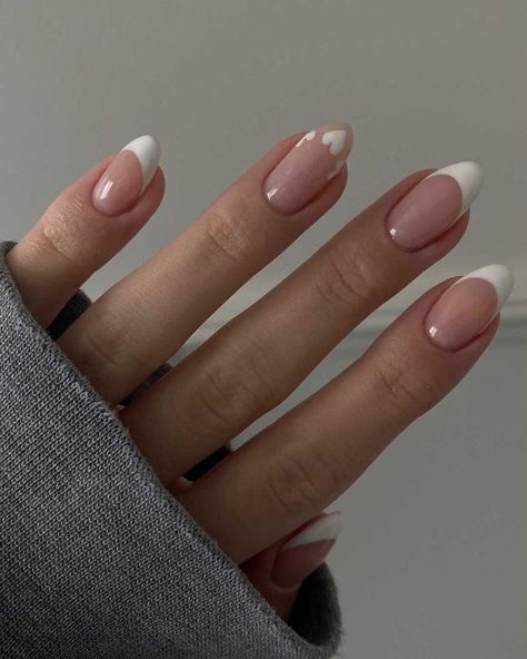 Cute White Valentine's Day Nails Trending White Nails, White Nails Christmas Design, White Nails Christmas, Nails Coffin White, White Nails With Heart, Nail Art White Nails, White Nails Coffin, Nails With Rhinestones White, White Nails French