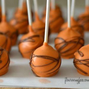 Fall Dessert-Pumpkin Spice Cake Pops - Flour On My Face Pumpkin Spice Cake Pops, Spice Cake Pops, Gratitude Games, Halloween Recipes Party, Fall Cake Pops, Fall Desserts Pumpkin, Perfect Cake Pops, Pumpkin Cake Pops, Cake Pop Recipes