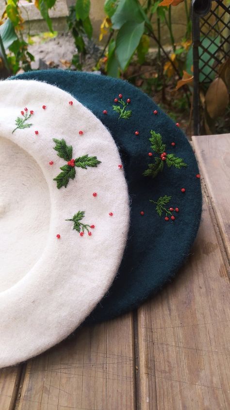 Beret Girl, Vintage Dress Sewing Patterns, Polish Christmas, Green Xmas, French Beret, Handmade Embroidery Designs, Holly Berry, Christmas Embroidery, Berets