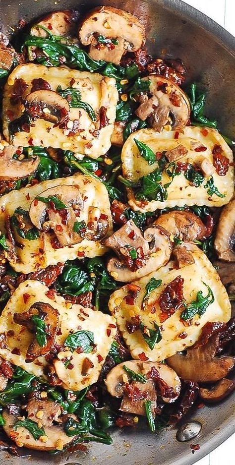 Ravioli With Spinach, Mushrooms And Spinach, Mushroom Ravioli, Pasta Dinner Recipes, Idee Pasto Sano, Mushroom Recipes, Ravioli, Vegetarian Dishes, Pasta Dishes