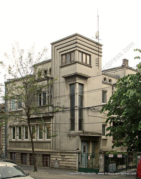 Bucharest mid-1930s Art Deco style house Art Deco House Exterior, 1930s House Exterior, Art Deco Houses, Art Deco Homes, Architecture Cool, Exterior Decoration, Streamline Moderne, Deco Architecture, Historic Houses