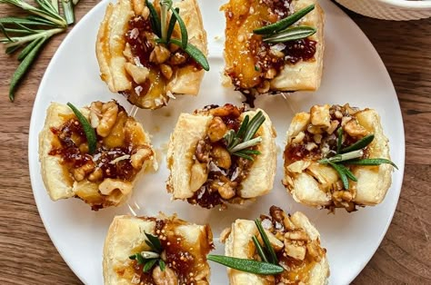 Mini Brie & Fig Bites - Daddio's Kitchen Brie Bites Puff Pastry, Fig Bites, Baked Brie Honey, Fig Appetizer, Brie Puff Pastry, Brie Appetizer, Puff Pastry Appetizers, Brie Bites, Brie Recipes