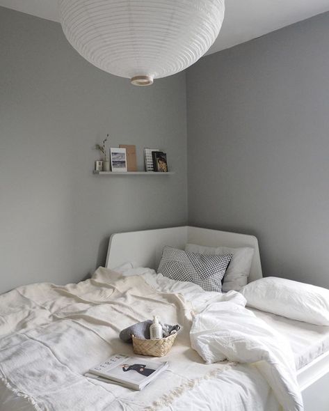 Ikea Flekke Daybed, Paper Lanterns Bedroom, Japanese Interior Design Modern, Simple Home Office, Spare Bedroom Office, Office Refresh, White Daybed, Minimal Interiors, Black And White Cushions