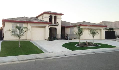 U shaped driveway U Driveway, Horseshoe Driveway Ideas Front Yards, U Shape Driveway Landscaping, Circle Driveway Landscaping, Bi Level Homes, Circle Driveway, Brick Driveway, Chitre, Driveway Design