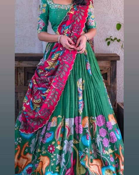 Kalankari Lehangas Blouse Design, Kalmkari Pattern Lehenga, Kalankari Half Sarees, Bandhani Half Saree, Kalamkari Lehangas Designs, Traditional Ghagra Designs, Bandhani Chaniya Choli Designs, Lehangas Designs Latest, Kalamkari Half Saree Lehenga