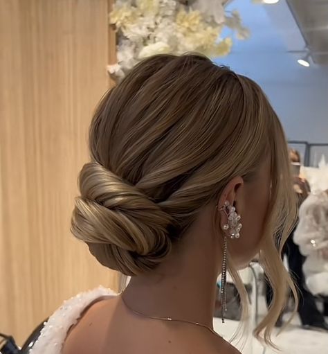 Modern Low Bun Wedding, Bride Low Updo, Updo For Ball, Updue Hairstyles Wedding, Wedding Bun Sleek, Elegant Hair Buns Classy, French Twist Updo With Veil, Classy Wedding Hair Updo, Mid Height Bun Wedding