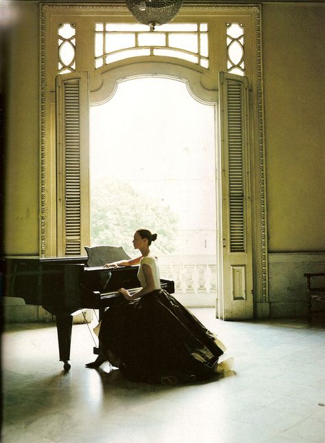 "Meet Me in Havana": Kate Moss by Patrick Demarchelier for Harper's Bazaar US, May 1998 Patrick Demarchelier, Piano Room, Grand Piano, Trik Fotografi, Music Room, Harpers Bazaar, Kate Moss, Piano Music, Classical Music