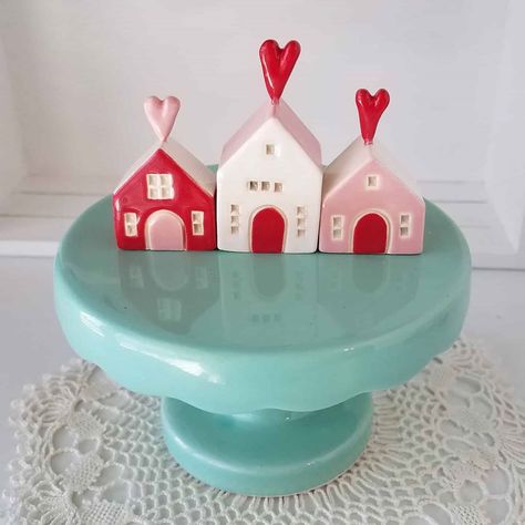 Valentine Ceramics, Valentines Ceramics, Amazing Miniatures, Heart Pottery, Mini Project, Flower Drawing Tutorials, Mail Holder, Cement Crafts, Clay Art Projects