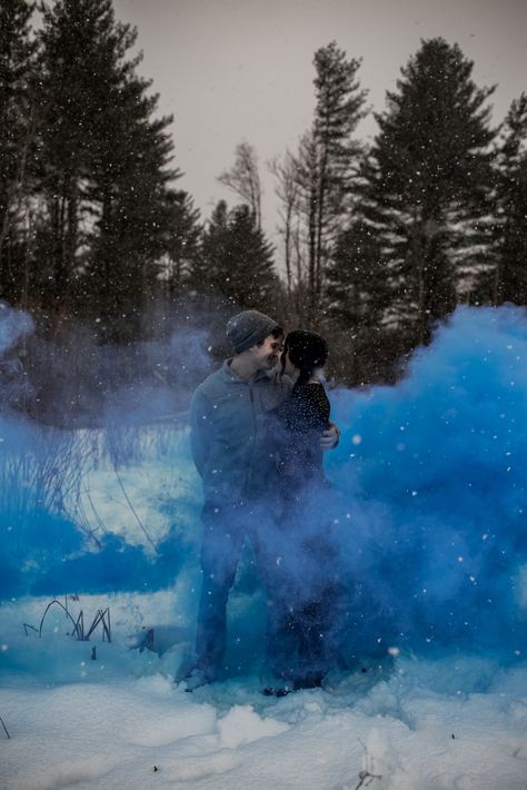 Gender Reveal In The Snow, Gender Reveal Photoshoot Winter, Gender Reveal In Winter, Winter Gender Reveal Photoshoot, Gender Reveal Ideas In Winter, Christmas Gender Reveal Photoshoot, Snow Gender Reveal, Gender Reveal Winter Ideas, Winter Baby Gender Reveal Ideas