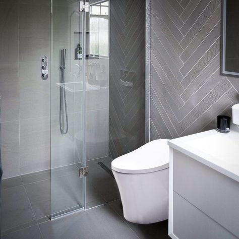 Long Narrow Shower Room, Long Narrow Bathroom Design, Tiny En Suite Ideas, Small Ensuite Ideas Narrow, Small Long Bathroom Ideas, Tiny Bathroom Ideas With Shower Layout, Long Narrow Bathroom Layout, Long Bathroom Layout, Tiny Full Bathroom Ideas