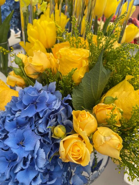 Blue hydrangeas and yellow roses #positano #flowerarrangement Wedding Colours, Blue Hydrangeas, Lemon Blueberry, Blue Roses, Blue Hydrangea, Positano, Yellow Roses, Dating Tips, Garden Wedding