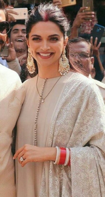 Deepika Padukone Style, Newly Wed, Simple Kurta Designs, Bollywood Outfits, Casual Indian Fashion, Kurta Neck Design, Indian Dresses Traditional, Traditional Indian Outfits, Kurti Designs Party Wear