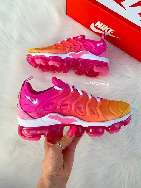 Air Max Vapormax Plus, Bling Nike Shoes, Pink Nike Shoes, Jordan Shoes Girls, Nike Tn, Shoes Sneakers Jordans, Nike Air Shoes, Cute Nike Shoes, Fresh Shoes