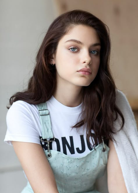 'The Giver' Star Odeya Rush Opens Up About Her Big Break and Becoming BFFs with… Odeya Rush, Female Character Inspiration, Brunette Girl, Beauty And Fashion, Beauty Face, Young Woman, Beautiful Eyes, Pretty Face, Woman Face