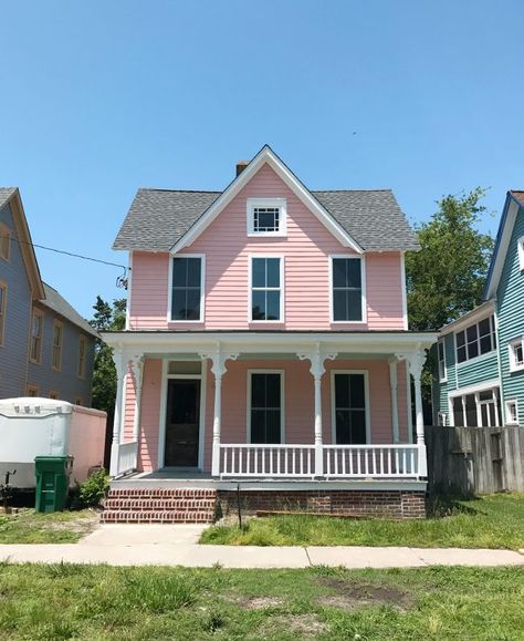 Pink Beach House, Florida Beach Homes, Vintage Cottage Style, Beach House Decor Coastal Style, Young House, Suburban House, Young House Love, The Beach House, Pastel House