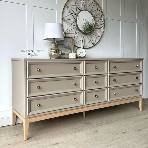 Tjhoko Paint Ideas Furniture, Two Toned Painted Furniture, Furniture Painting Ideas, Furniture Renovation Ideas, Modern Dresser Makeover, Tan Wash, Furniture Makeover Inspiration, Furniture Remodeling, Refinishing Furniture Diy