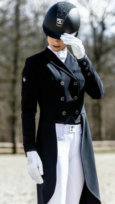 Dressage Outfit Riding Clothes, Horse Riding Outfit Aesthetic, Workout Skirt Outfit, Dressage Jacket, Horse Riding Outfit Women, Equestrian Riding Clothes, Horse Rider Outfit, Equestrian Style Outfit, Equestrian Outfit