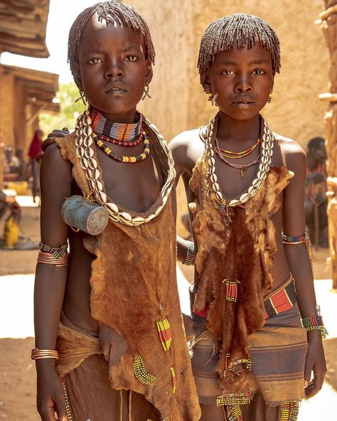 494 Likes, 6 Comments - African_Roots (@african__roots) on Instagram: “Beautiful young sisters from the Hamar Tribe, wearing traditional beaded and detailed cowrie shell…” Africa Tribes, Africa People, Africa Photography, Market Day, African People, African Girl, Africa Fashion, African Culture, African Beauty