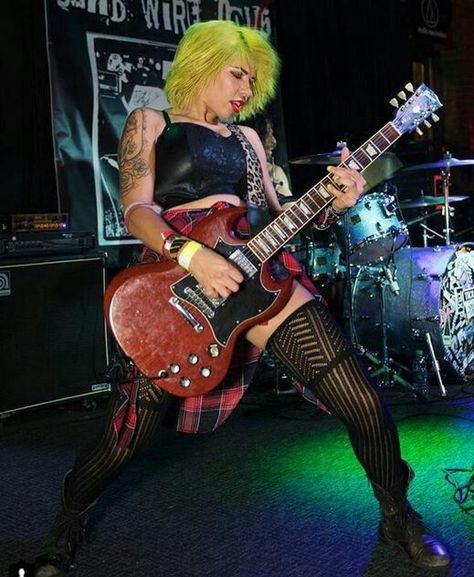 Rock And Roll Pose, Musician Poses, Girl Guitarist, Punk Poses, Guitar Woman, Women Musicians, Female Guitarists, Chicas Punk Rock, Metal Chicks