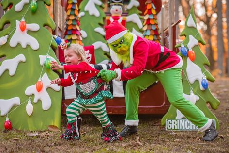 Grinch Family Photo Shoot, Pictures With The Grinch Ideas, Grinch Pictures With Kids, Funny Grinch Photoshoot, Grinch Family Pictures, Grinch Photo Session, Grinch Christmas Photoshoot, Grinch Photo Shoot, Grinch Photoshoot Ideas