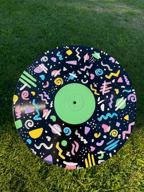 this vinyl record painting will bring out your inner retro aesthetic!! it's like you never left the roller rink when you were a kid :) Painting Records Aesthetic, Painted Records Aesthetic, Paintings On Records, Aesthetic Record Painting, Paint Records, Painting On Records, Cute Record Paintings, Retro Paintings Ideas, Record Painting Ideas Easy