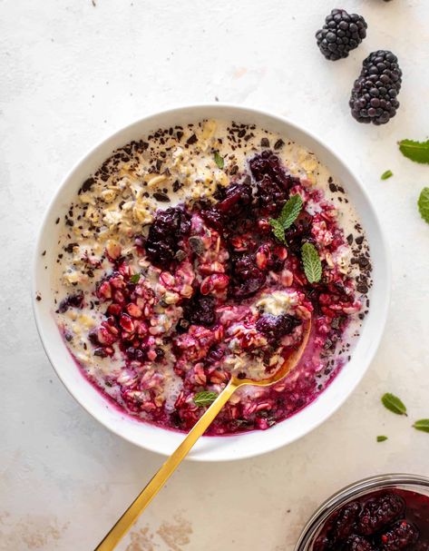 Overnight Oats Easy, Blackberry Chocolate, Hot Oats, Blackberry Sauce, Brunch Bread, Summer Breakfast, Breakfast Quiche, Food Wishes, Best Oatmeal