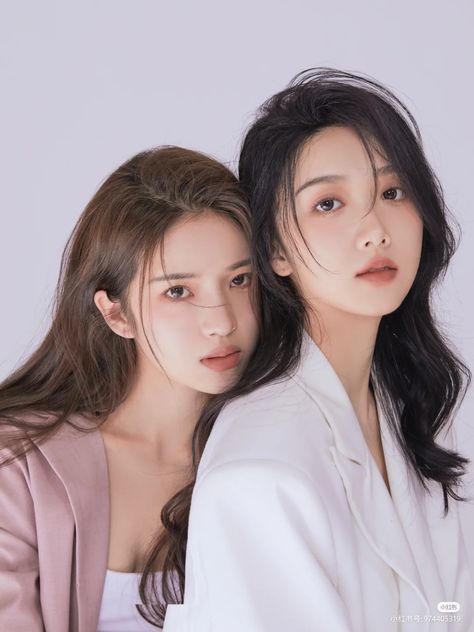 Duo Kpop Photoshoot, Pose Ideas For Two People, Photoshoot Poses 2 People, Two Person Pose Reference Photo Friends, Photo Poses 2 People, Two Person Reference Poses, Friends Reference Poses, Sister Photoshoot Poses, Two Women Pose