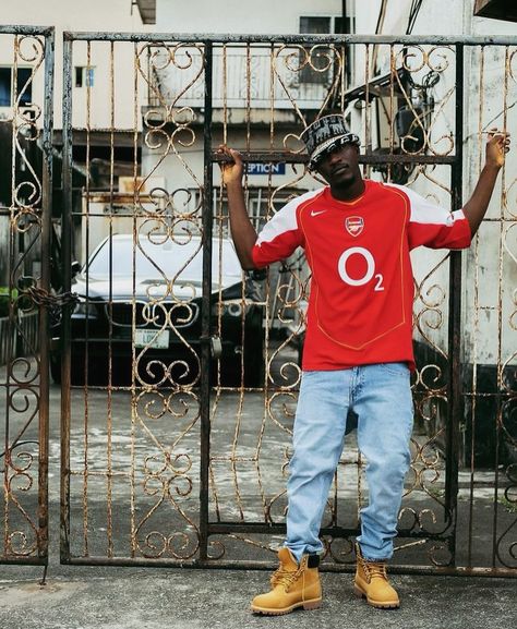 From Highbury to the hood …..Repping Arsenals invincible spirit in style ! Styled with the Arsenal 2004 home jersey #arsenal #retrosoccer #vintagesoccershirts #gunners Jersey Streetwear, Patrick Vieira, Dennis Bergkamp, Arsenal Jersey, Streetwear Fashion Men, Football Jersey Outfit, Retro Football Shirts, Jersey Outfit, Retro Football