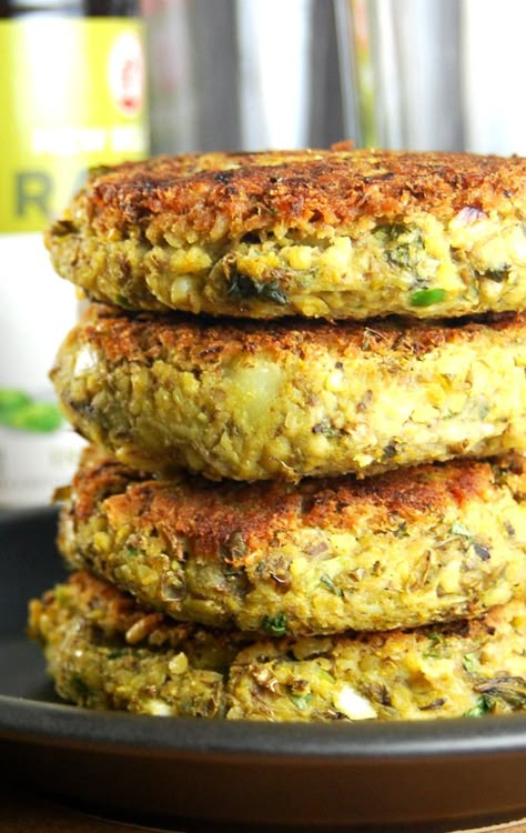 4 Sprouted Mung Bean Burgers #vegan #glutenfree -Nice burgers, but add 2 eggs and some flour. Nice chutney, try with lime instead of lemon next time Vegan Veggie Burger, Bean Sprout Recipes, Vegan Lentil Recipes, Cake Vegan, Mung Bean, Bean Burger, Sprout Recipes, Vegan Burgers, Lentil Recipes