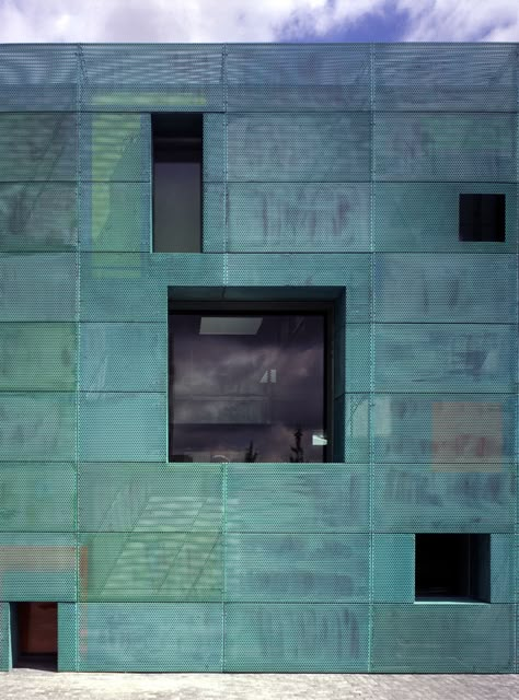 Gallery - Flashback: Sarphatistraat Offices / Steven Holl Architects - 4 Copper Architecture, Building Skin, Perforated Steel, Metal Facade, Architectural Materials, Facade Material, Steven Holl, Lake Cabins, Building Facade