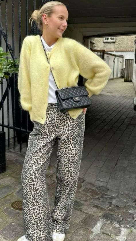 Cute Work Outfits Midsize, Style Inspiration Colorful, Leopard Fall Outfit, Winter 2024 2025 Fashion Trends, Yellow Sweater Outfit, Cheetah Print Outfits, Dinner Outfit Casual, Leopard Print Outfits, Latina Outfits