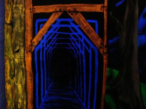 Halloween Tunnel Diy, Halloween Tunnel Ideas, Diy Tunnel, Illusion Mural, Halloween Tunnel, Blacklight Halloween, Haunted Trail Ideas, Haunted Trail, Haunted Maze