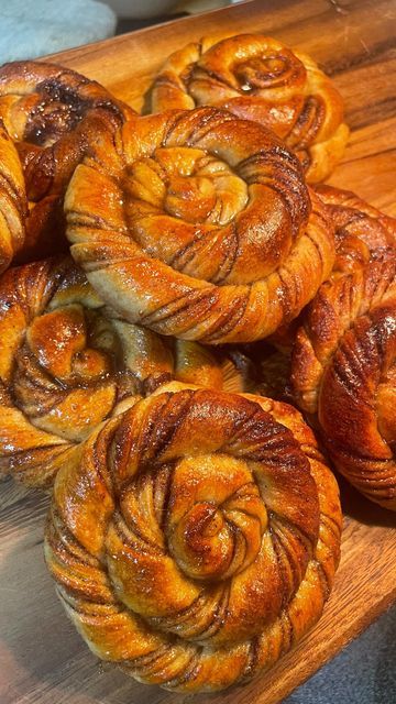 Tony Presta on Instagram: "Cardamom Buns. - These things are packed with flavor. I’ve never used cardamom before but after seeing this recipe on @kingarthurbaking and @breadwright page I had to try it. - There are numerous health benefits that come from the spice cardamom. Honestly too many different things to list but it’s definitely something I will try and incorporate into my recipes from now on. - - - - - - - #bake #baking #baker #cardamom #rolls #dessert #desserts #recipe #food #foodporn Giant Cardamom Bun, Cardamom Rolls, Rolls Dessert, Cardamon Recipes, Cardamom Bread, Cardamom Buns, Bubble Waffle, Bread Roll, Catering Food