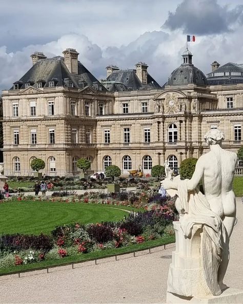 En passant par le Jardin du Luxembourg 🍁🍂🌰. Un vrai bonheur avec ce temps si doux 🌤😎 #jardinduluxembourg #jardinduluxembourgparis | Instagram Luxembourg, Paris, On Instagram, Instagram