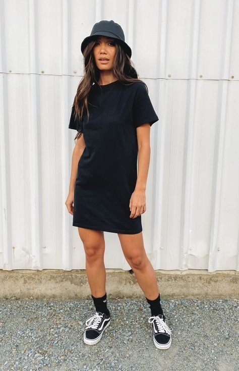 Black Tshirt Dress, Dress And Sneakers Outfit, Tshirt Dress Outfit, Dresses With Vans, Shirt Dress Outfit, Black Dress Outfits, Tee Shirt Dress, Black Dresses Casual, Black Shirt Dress