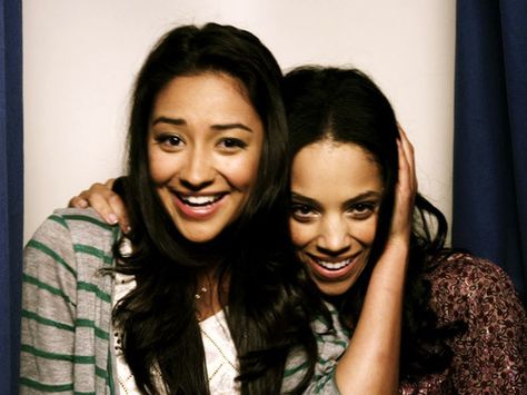 Emily and Maya Pll Season 1, Pretty Little Liars Hanna, Emily Fields, Shay Mitchell, Caroline Forbes, Pretty Little Liars, Best Shows Ever, Gossip Girl, Tv Shows