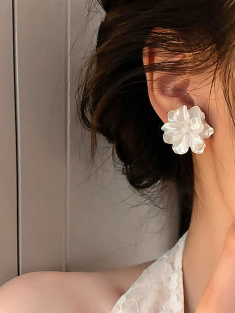 White Bridal Flowers, Korean Fashion Cute, White Camellia, White Flower Earring, Sweet Earrings, Summer Earring, Watches Women Fashion, Bridal Flowers, Flower Earrings Studs