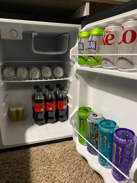 Organized mini fridge ideas Mini Fridge Aesthetic Bedroom, Mini Refrigerator Bedroom, Fridge In Room, Mini Fridge In Room, Ed Fridge, Food Mini Fridge, Mini Fridge Snacks, Organizing My Mini Fridge, Mini Fridge Organization Ideas