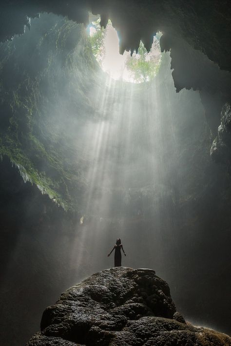 Jomblang Cave Yogyakarta, Indonesia Cave Video, Fantasy Cave, Forest Cave, Scenery Tattoo, Ansel Adams, Aquascaping, Alam Yang Indah, Video Clips, Aruba