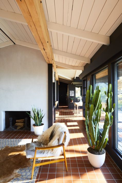 Photo 3 of 15 in A Hudson Valley Home’s Renovation Is Guided by Its Best Midcentury Feature - Dwell Terracotta Tile Floors, Mcm Interior, Mid Century Modern Ranch, 70s House, 70s Home, Mid Century Living, Modern Ranch, Mid Century Modern Living, Living Modern