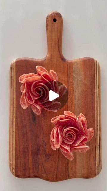 🎀Blogdossousplat🎀 on Instagram: "...
🌹How to make a salami flower🌹

✨SAVE & TRY✨
#Repost @charcuteriastudio

#tutorial #charcuterietutorial #charcuterie #charcutería #food" Flower Charcuterie, Charcuterie Inspiration, Provolone, Charcuterie Board, Finger Foods, Flowers, On Instagram, Instagram, Design