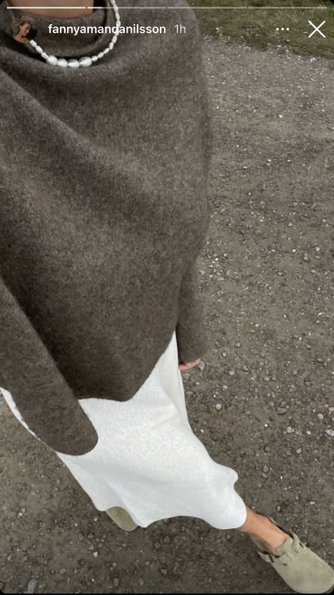 Gray Clogs Outfit, Minimalist Wardrobe Essentials, Birkenstock Clogs, Monochromatic Fashion, Stylish Work Attire, Transition Outfits, Mode Inspo, Mode Inspiration, Primavera Estate