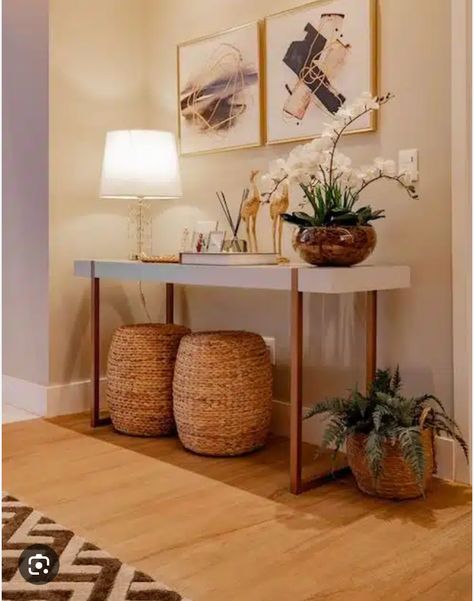 Plants Living Room, Simple Living Room Decor, Home Hall Design, Living Room Corner, Plant Decor Indoor, Hall Decor, Home Entrance Decor, Home Design Living Room, Entrance Decor