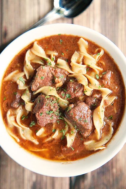 Slow Cooker Steak Soup - sirloin roast, beef broth, onion soup mix, tomato paste, Worcestershire sauce and egg noodles. Cooks all day in the crockpot - even the noodles. Serve with some crusty bread for an easy weeknight meal! Noodles Dinner, Steak Soup, Dinner Videos, Slow Cooker Steak, Sirloin Roast, Soup Noodles, Crockpot Soup, Noodles Recipes, Crock Pot Soup