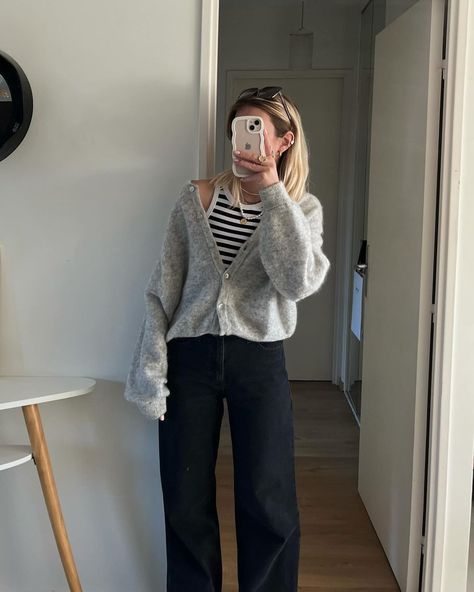 Photo by Bérénice 🌞 on February 17, 2024. May be an image of 1 person, cardigan, turtleneck and sweater. Outfits Black Jeans, Shirt Under Sweater, Turtleneck And Sweater, Outfits With Striped Shirts, Minimalist Outfits, Striped Shirts, Fits Inspo, Outfits Black, Spring Fashion Outfits